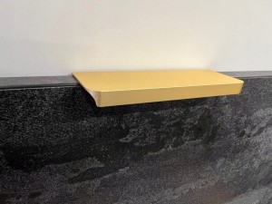 Uchwyt meblowy nakładany na krawędź frontu C12 R9 złoty mat anoda L-100 mm