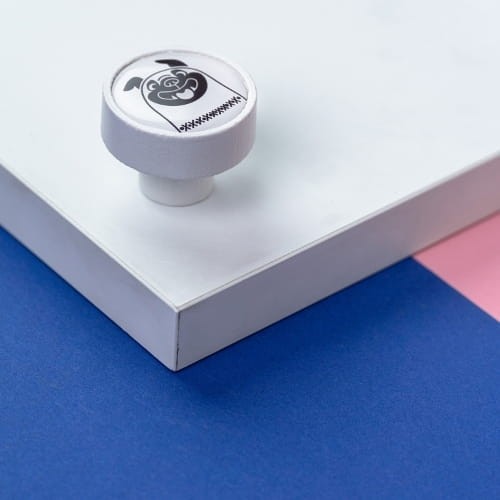 Gałka meblowa dziecięca drewniana biały mat GD08, PIES BULDOG V105