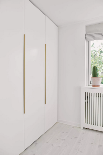 uchwyt długi do szafy krawędziowy do mebli złoty szczotkowany nakładany na front.png