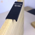 uchwyt do mebli nakładany na front krawędziowy NERO czarny mat anoda szczotkowan z zaoblonymi krawędziami (3).jpg