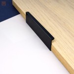 uchwyt do mebli nakładany na front krawędziowy NERO czarny mat anoda szczotkowan z zaoblonymi krawędziami (6).jpg