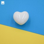 Gałka meblowa uchwyt meblowy porcelanowa porcelana dziecięca serce love serce białe.jpg