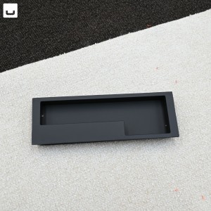 Uchwyt meblowy wpuszczany na równo z płytą PARI lewy 128 mm czarny mat 