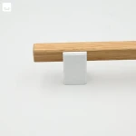 Uchwyt meblowy NATURA drewniany reling dąb naturalny + biały.jpg