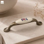 uchwyt meblowy porcelanka, z porcelaną niebieski kwiatek.jpg
