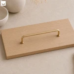 uchweyt do mebli, meblowy kuchenny reling rurka  kuchnia, komoda delikatny reling nowoczesny ze stopką chorm połysk, złoty matowy, złoto, złoty połysk , czarny mat, loft (7).jpg